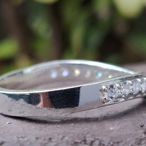Shared Prong Curved Wedding Band | 0.99 TCW Round Colorless Lab Diamonds Band - Picture 3 of 4